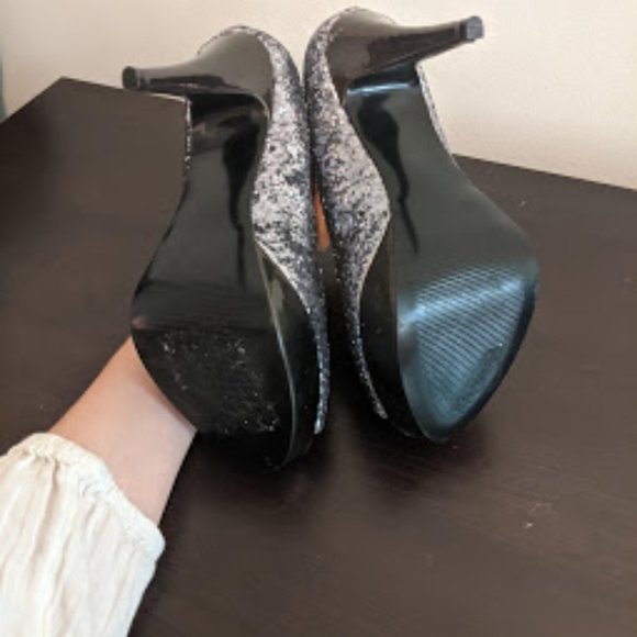 7.5 | Guess | Silver Glitter Peep Toe Heels - Picture 5 of 5
